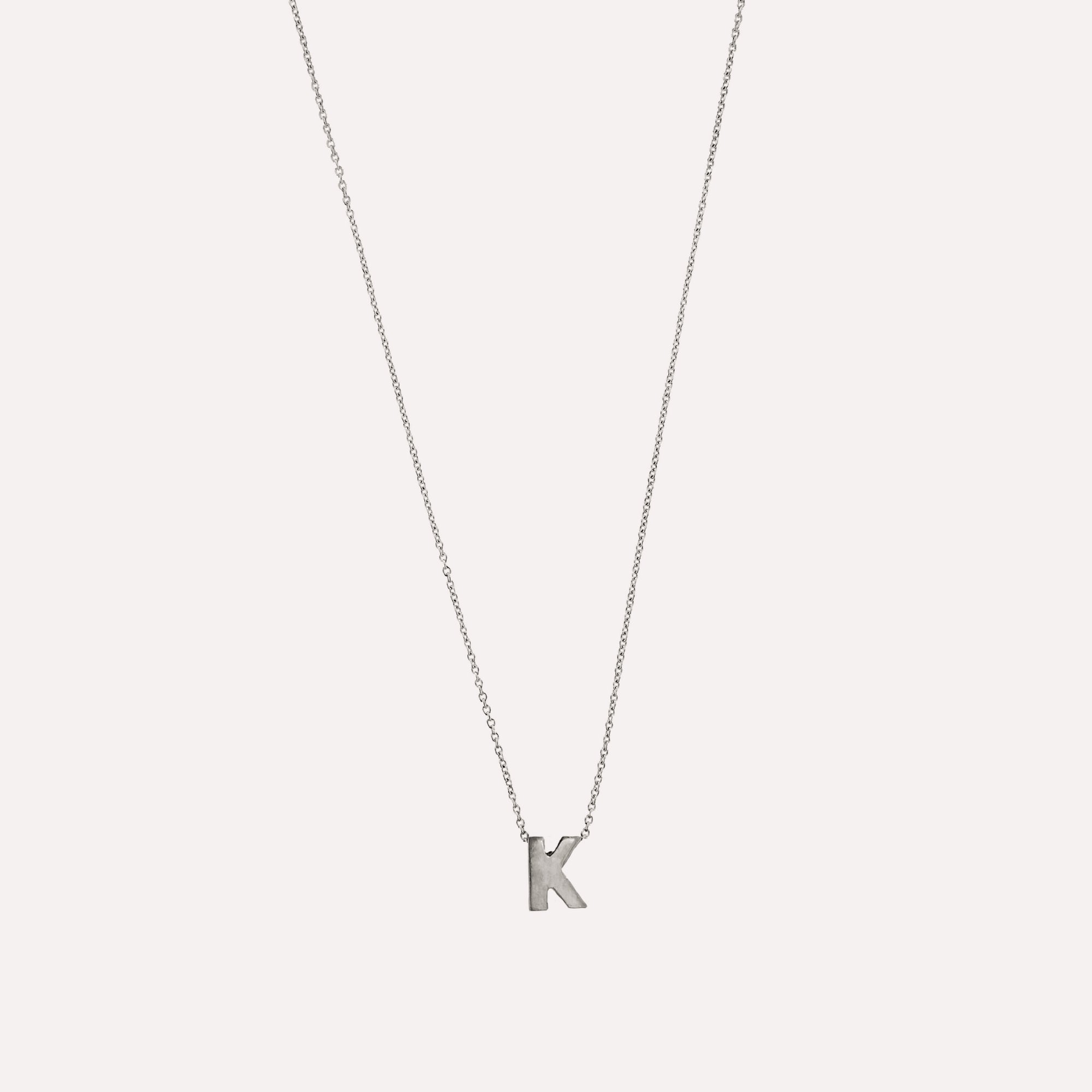 Colar letra inicial em prata
