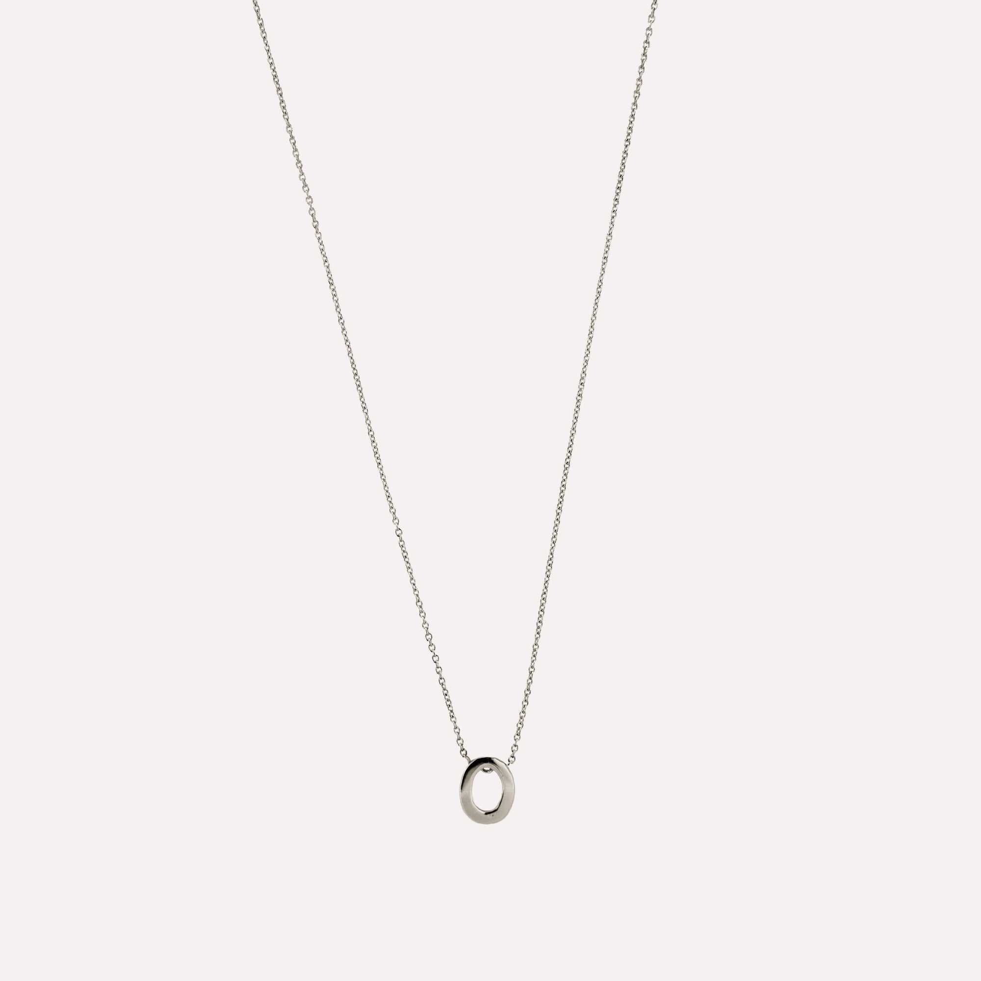 Colar letra inicial em prata