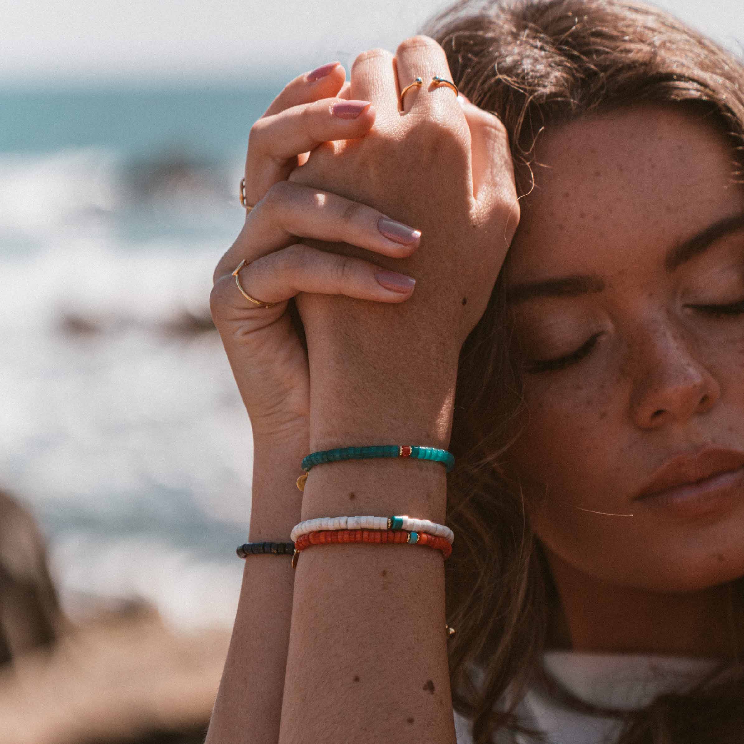 Pulseira em corda com pedras coloridas