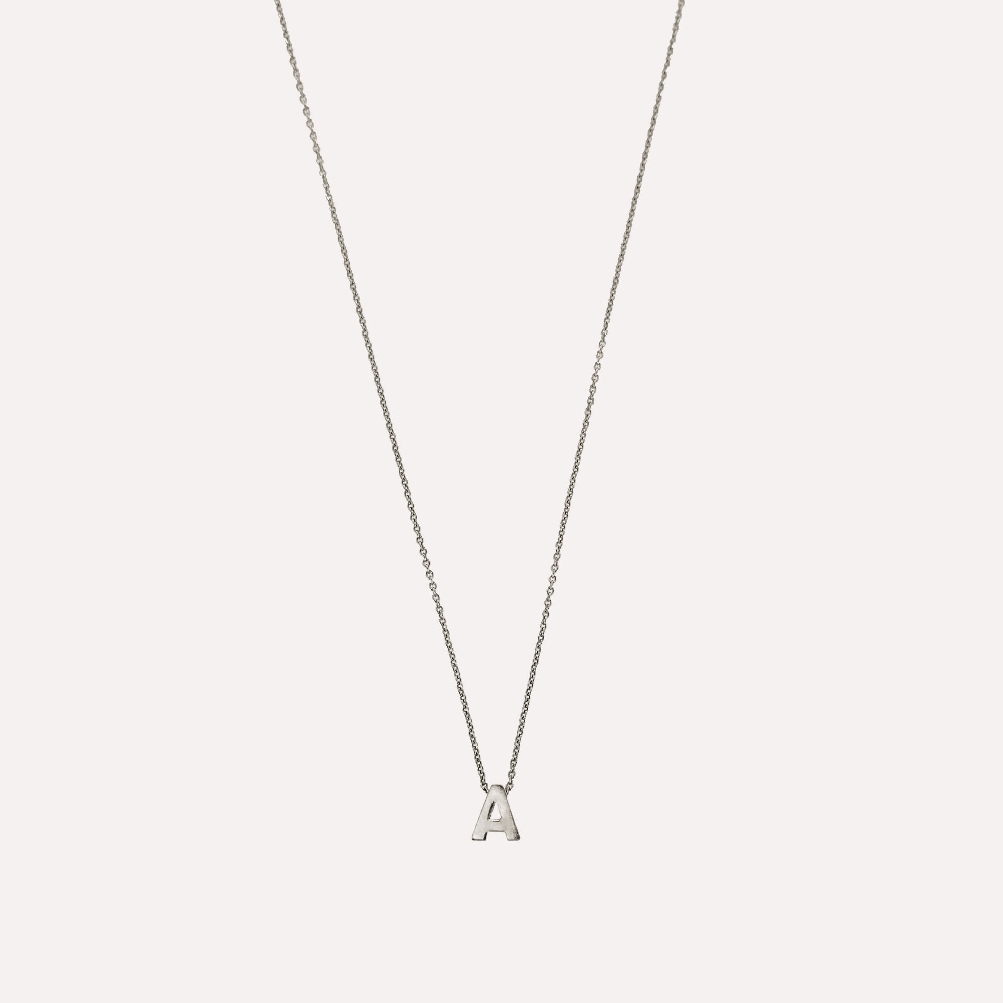 Colar letra inicial em prata
