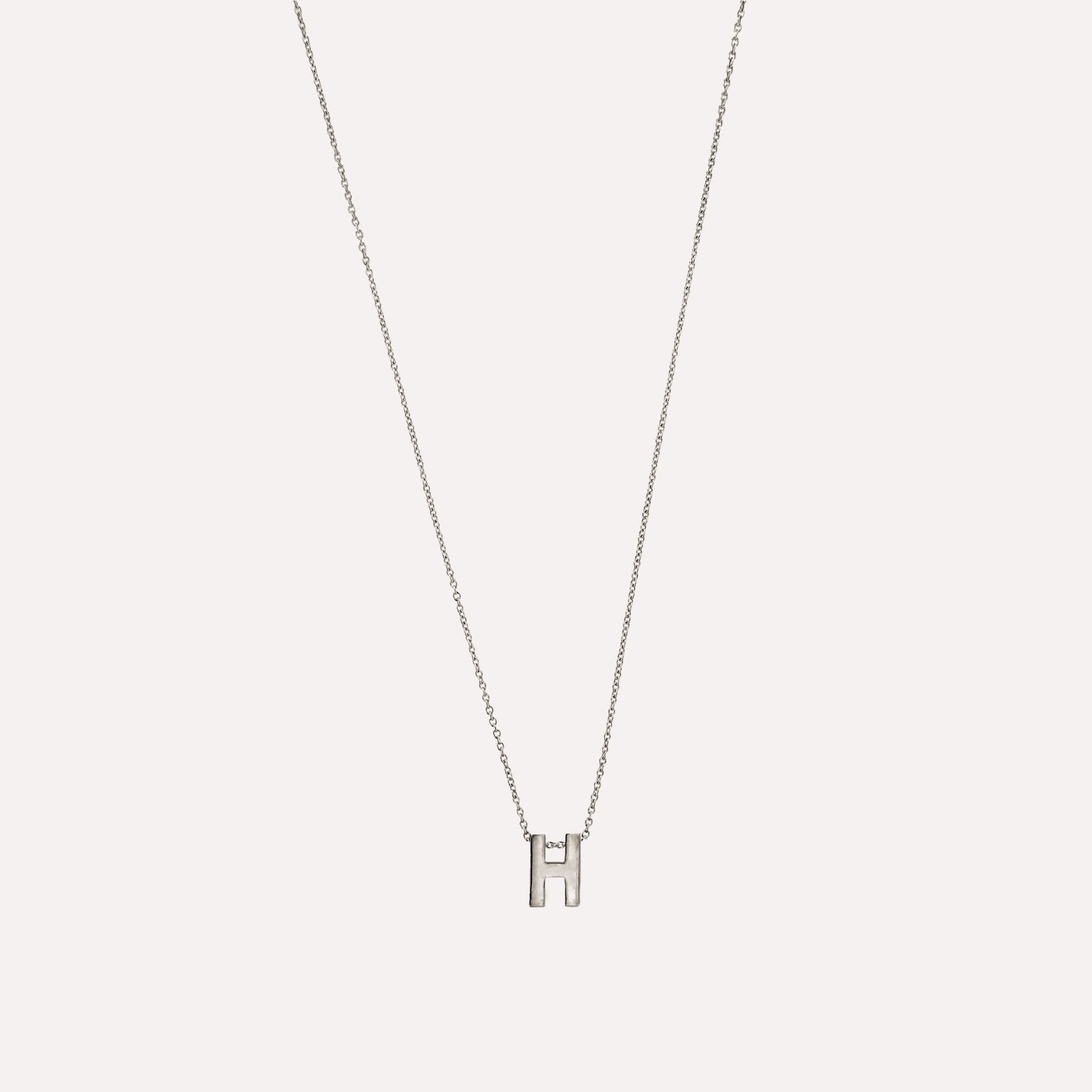 Colar letra inicial em prata