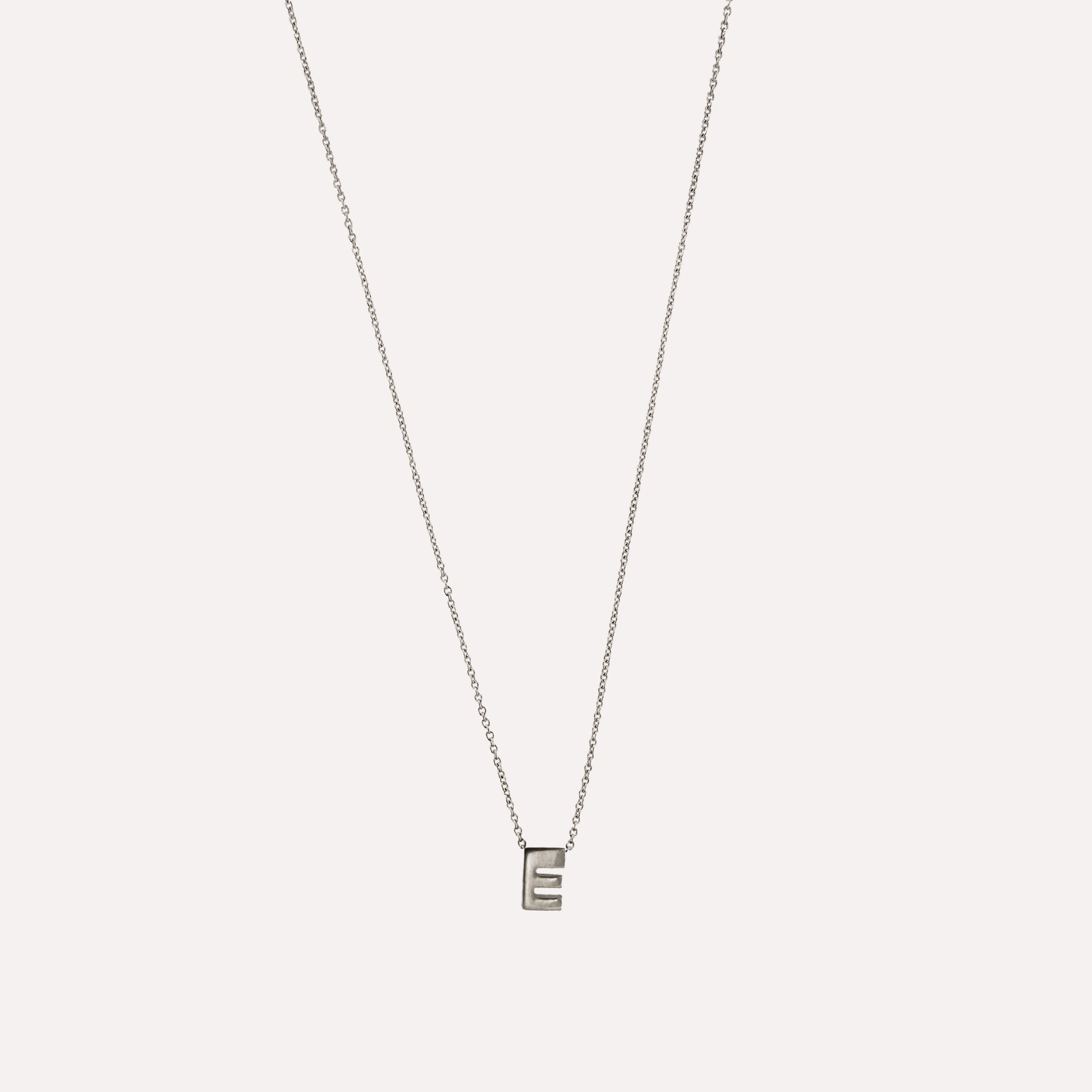 Colar letra inicial em prata