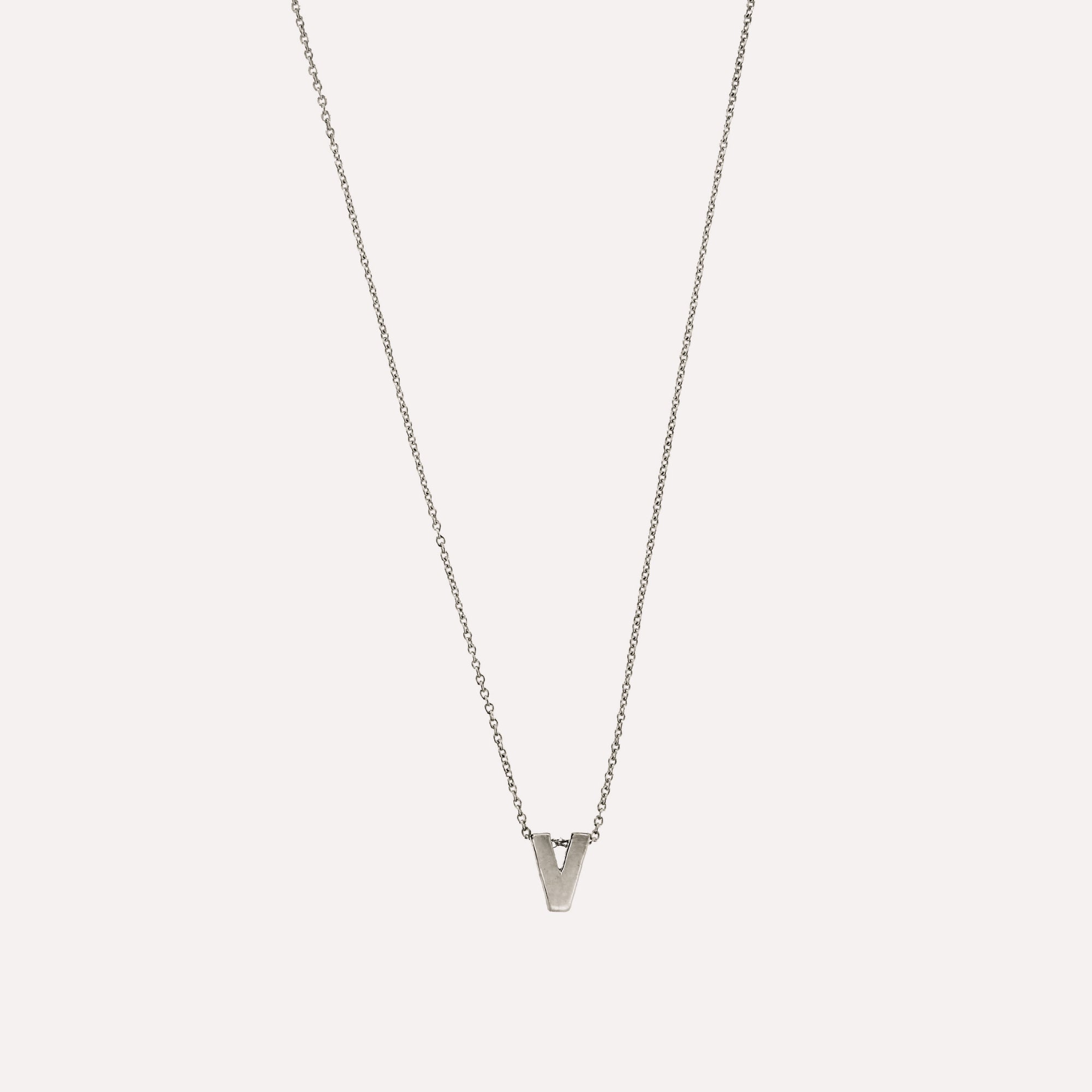 Colar letra inicial em prata