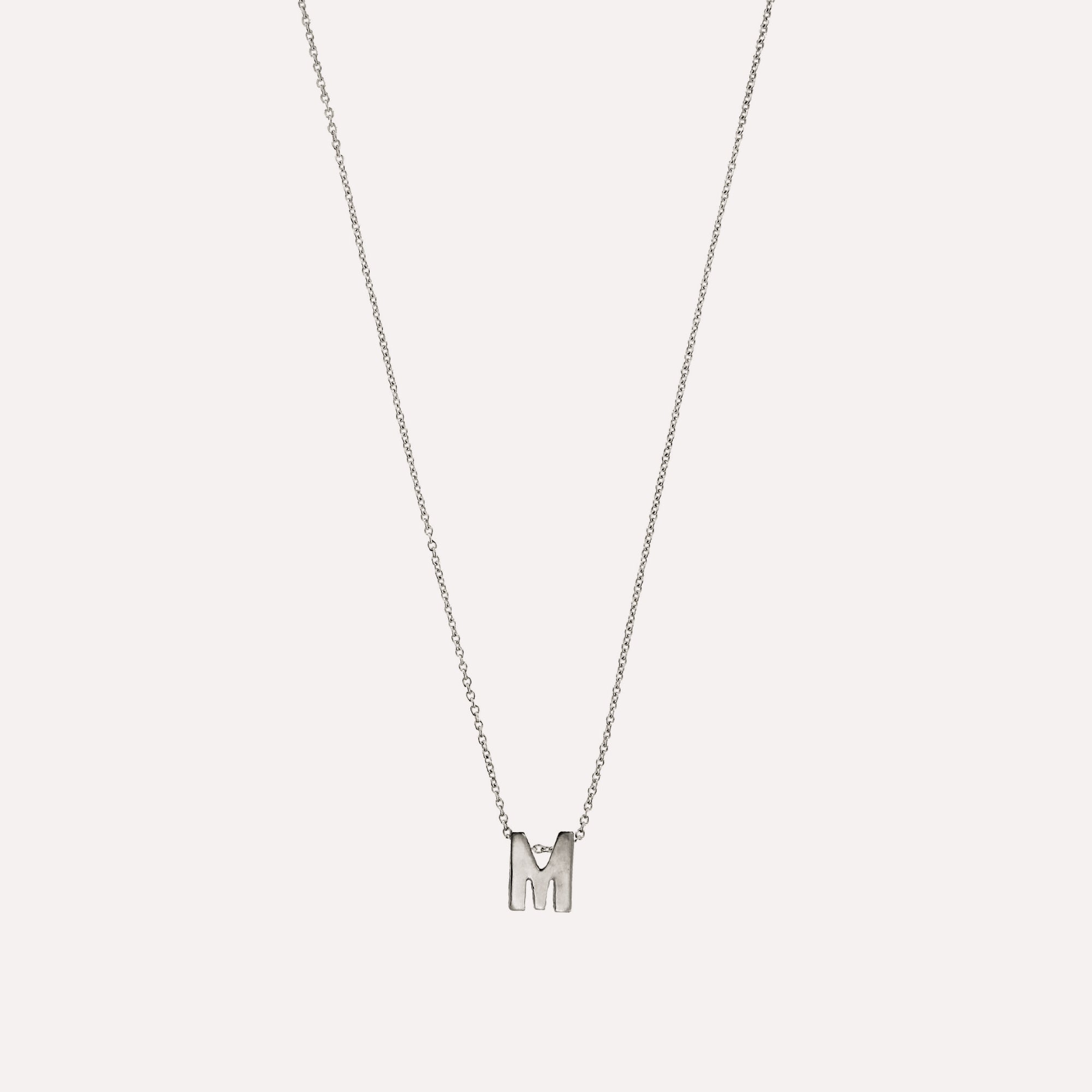 Colar letra inicial em prata