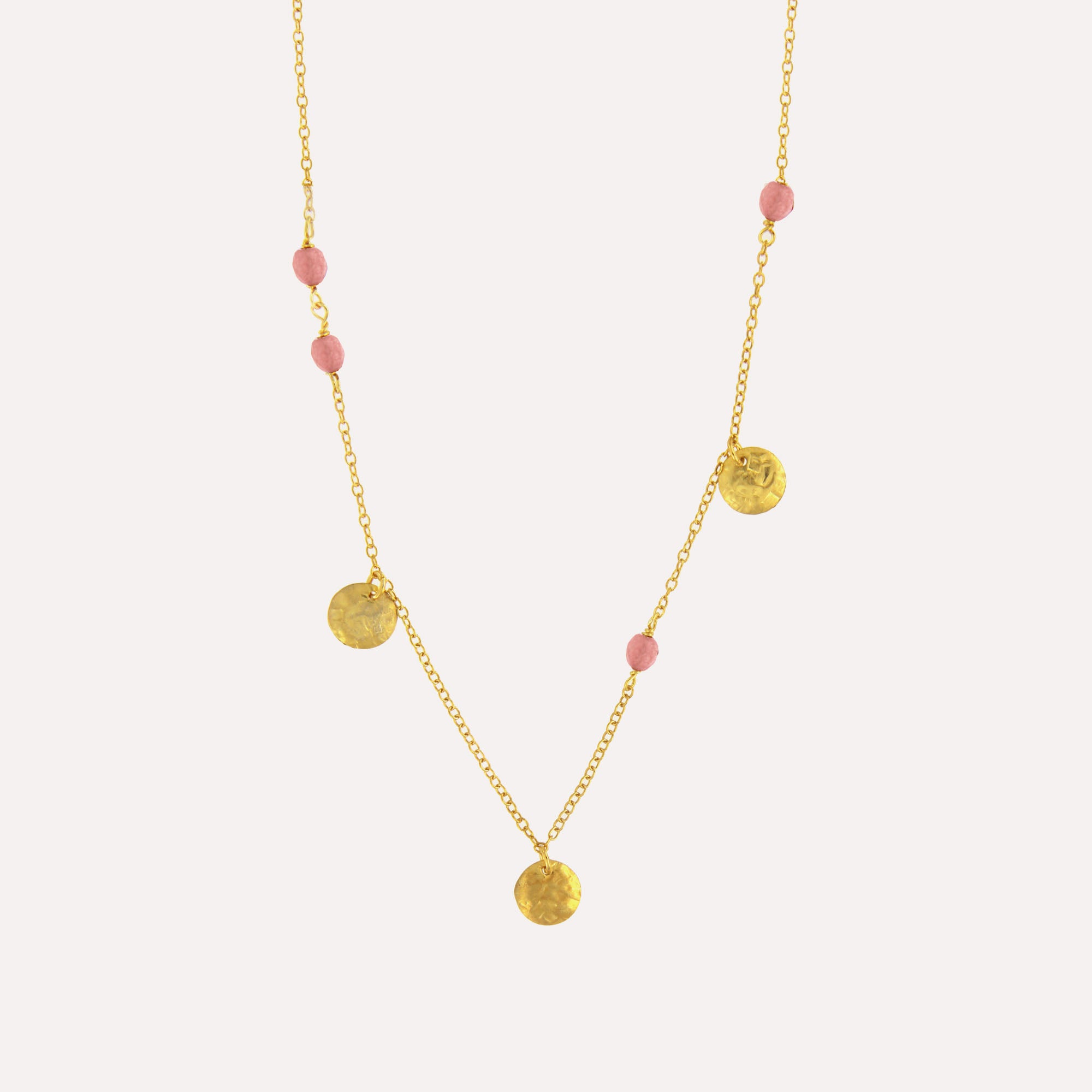 Colar com medalhas pendestes e pedras coloridas